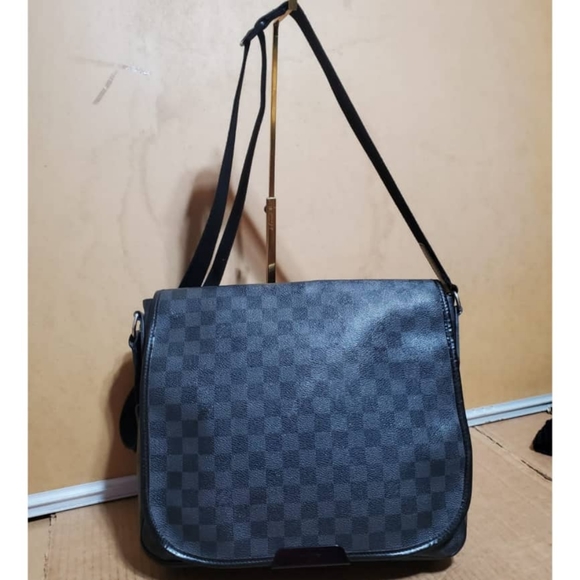 Authentic LOUIS VUITTON Damier Graphite Daniel MM Messenger Bag - Picture 12 of 12